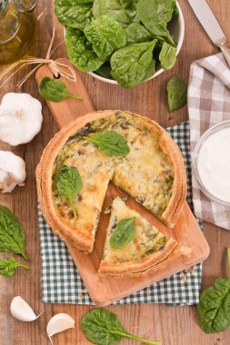 Ispanaklı tart ahşap tablo. 