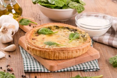 Ispanaklı tart ahşap tablo. 