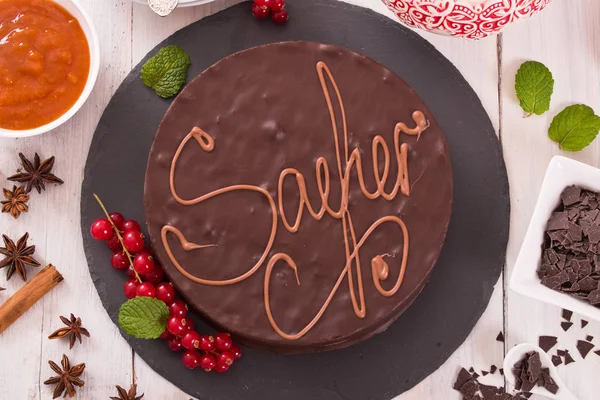 Sacher torte siyah çanak üzerinde. 