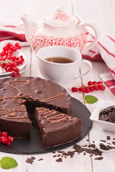 Sacher Torte Siyah Çanak Üzerinde — Stok fotoğraf