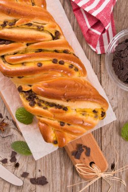 Çikolata parçaları ile börek. 