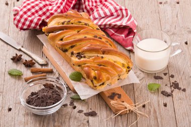 Çikolata parçaları ile börek. 