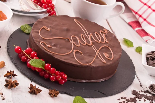 Sachertorte Siyah Çanak Üzerinde — Stok fotoğraf