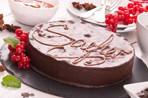 Sachertorte Siyah Çanak Üzerinde — Stok fotoğraf