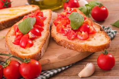 Fesleğen ve doğranmış domates Bruschetta ekmek. 