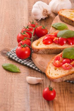 Fesleğen ve doğranmış domates Bruschetta ekmek. 