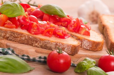 Fesleğen ve doğranmış domates Bruschetta ekmek. 