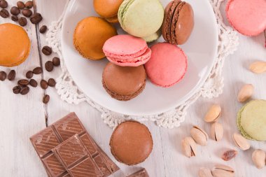 Ahşap masa üzerinde renkli macarons. 