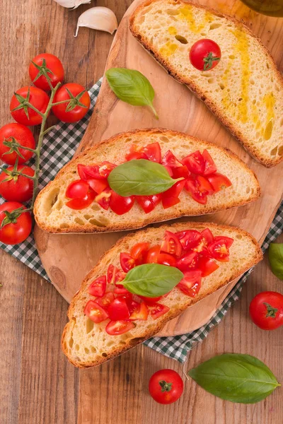 Bruschetta Brot Mit Basilikum Und Gehackten Tomaten — Stockfoto