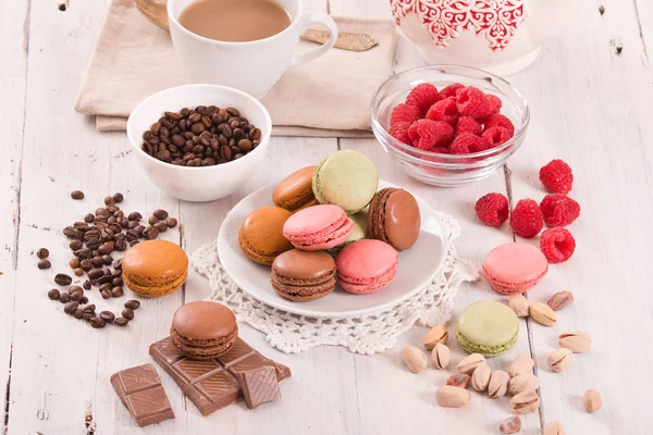 Ahşap masa üzerinde renkli macarons. 