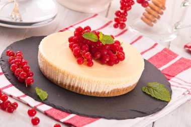 Somun cheesecake siyah çanak üzerinde. 