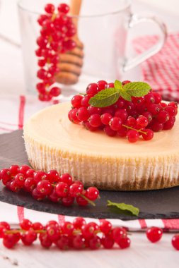 Somun cheesecake siyah çanak üzerinde. 