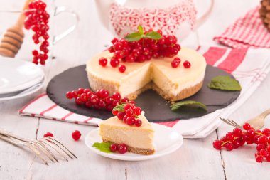 Somun cheesecake siyah çanak üzerinde. 