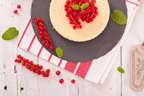 Somun cheesecake siyah çanak üzerinde. 