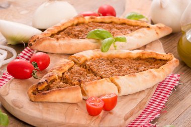 Türk pide pizza et ve soğan ile. 