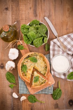 Ispanaklı tart ahşap tablo. 