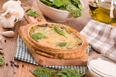 Ispanaklı tart ahşap tablo. 