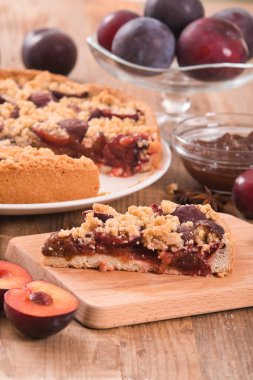 Erik tart beyaz çanak üzerinde. 