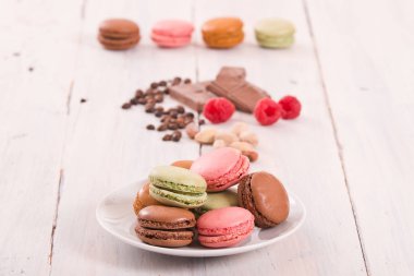 Beyaz çanak üzerinde renkli macarons. 