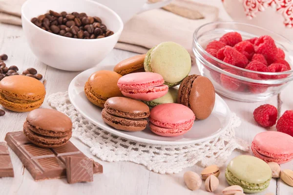 Beyaz çanak üzerinde renkli macarons. 
