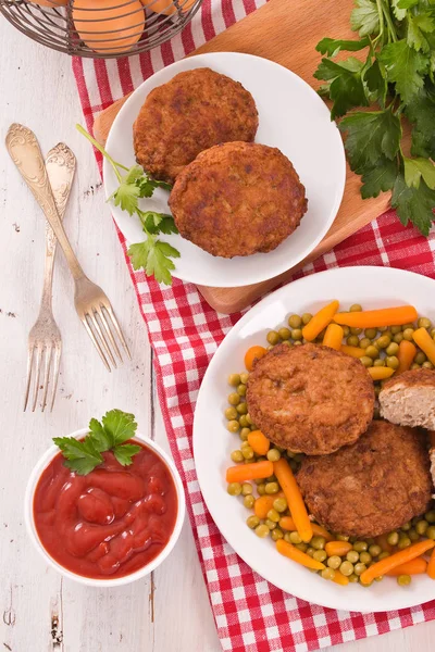 Frikadellen Auf Weißem Teller — Stockfoto