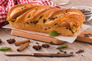 Çikolata parçaları ile börek. 