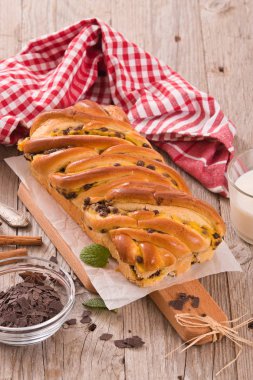 Çikolata parçaları ile börek. 