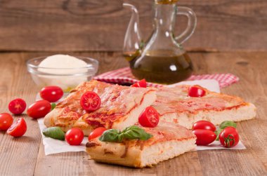 Peynir, domates ve taze fesleğen ile İtalyan pizza. 