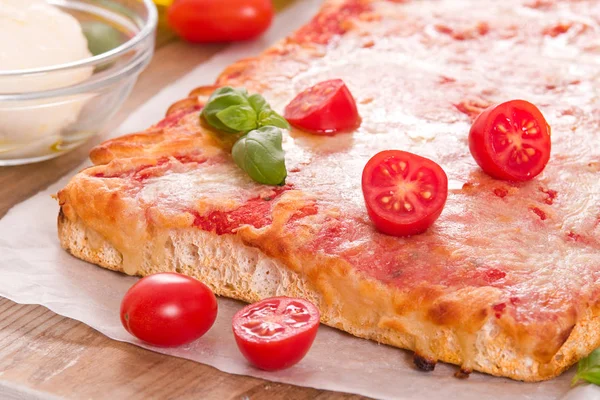 Italská Pizza Sýrem Rajčaty Čerstvou Bazalkou — Stock fotografie