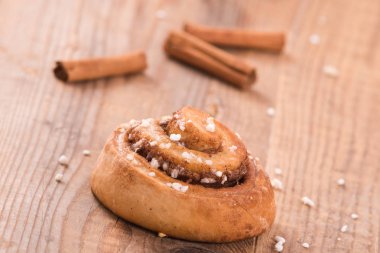 Ahşap masa üzerinde rulo tarçın. 