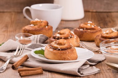 Ahşap masa üzerinde rulo tarçın. 