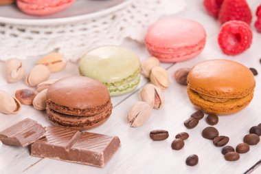 Beyaz çanak üzerinde renkli macarons. 