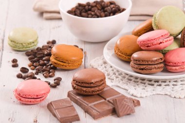 Beyaz çanak üzerinde renkli macarons. 
