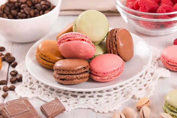 Macarons Colorati Piatto Bianco — Foto Stock