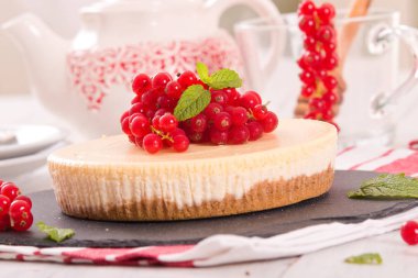 Somun cheesecake siyah çanak üzerinde. 