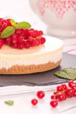 Somun cheesecake siyah çanak üzerinde. 