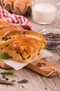 Çikolata parçaları ile börek. 