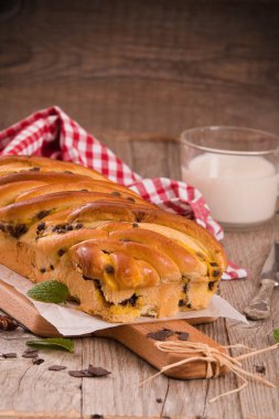 Çikolata parçaları ile börek. 