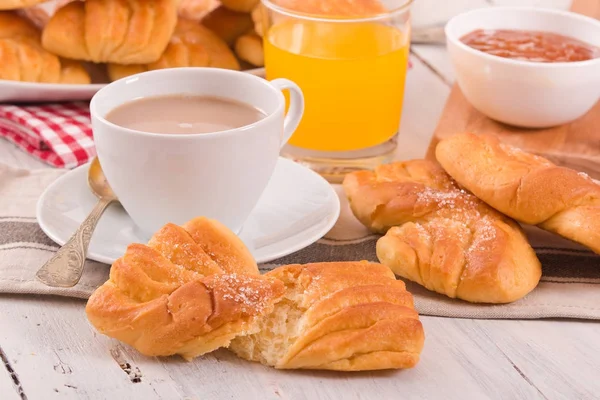 Ahşap masa üzerinde kahvaltımızda ile Kahvaltı. 