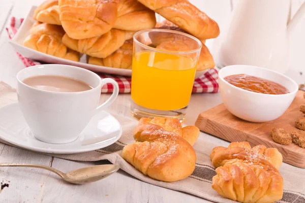 Ahşap masa üzerinde kahvaltımızda ile Kahvaltı. 