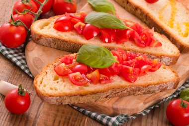 Fesleğen ve doğranmış domates Bruschetta ekmek. 
