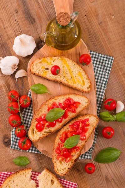 Chleb Tostowy Bazylią Posiekane Pomidory — Zdjęcie stockowe