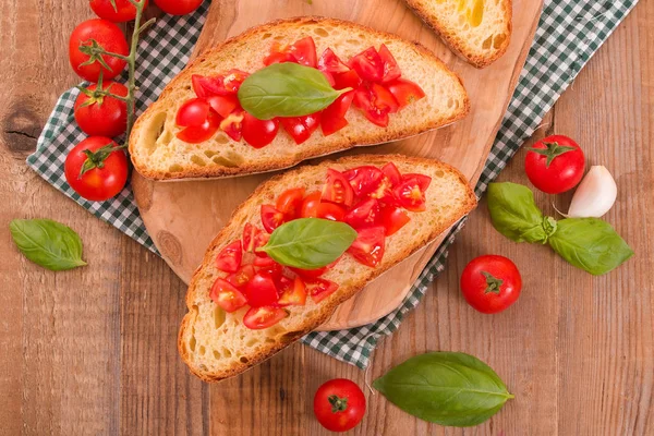 Pan Bruschetta Con Albahaca Tomates Picados —  Fotos de Stock