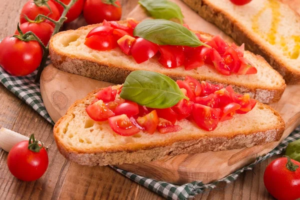 Fesleğen ve doğranmış domates Bruschetta ekmek. 