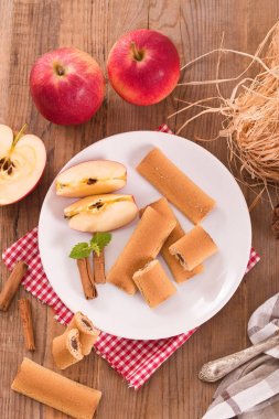 Bisküvi ile meyve doldurma. 