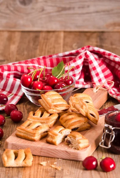 Vişneli pasta börek ahşap tablo. 