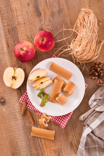 Bisküvi ile meyve doldurma. 