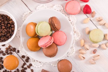 Ahşap masa üzerinde renkli macarons. 