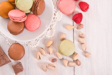 Ahşap masa üzerinde renkli macarons. 