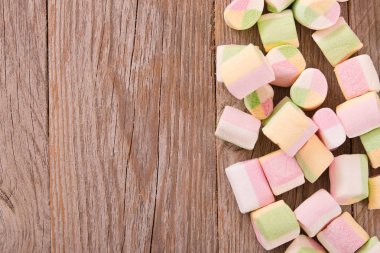 ahşap masa üstünde şekerleme. 